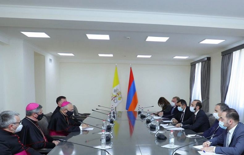 Состоялась встреча главы МИД Армении и викария госсекретаря Святого престола