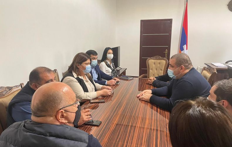 Министр труда, социальных и миграционных вопросов Республики Арцах посетила оперативный штаб правительства Республики Арцах в Республике Армения