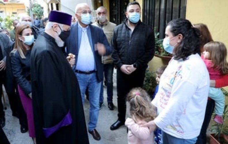 Արամ Ա կաթողիկոսը Սուրբծննդյան տոնի առթիվ այցելել է Բուրջ Համուդ թաղամասի կարիքավոր հայ ընտանիքներին
