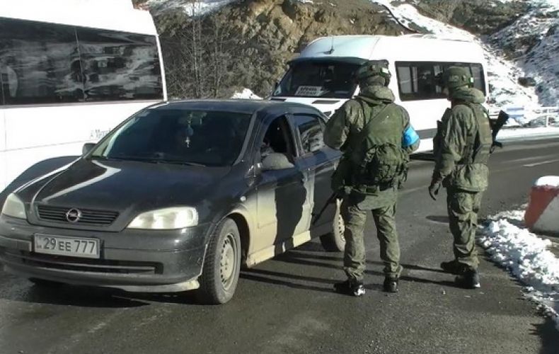 Российские миротворцы за сутки обеспечили безопасный въезд более 500 единиц автомобилей и около 2 тыс. человек в Нагорный Карабах и обратно