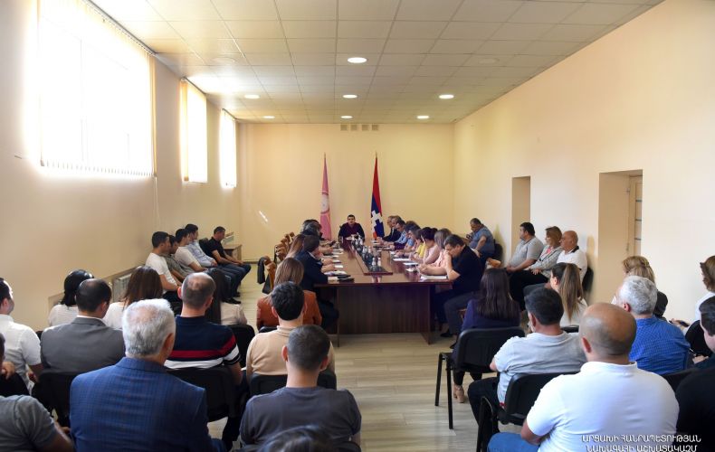 Президент Араик Арутюнян встретился с активом партии «Азат Айреник»