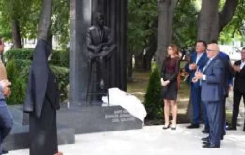 В Болгарии открыли первый памятник Шарлю Азнавуру