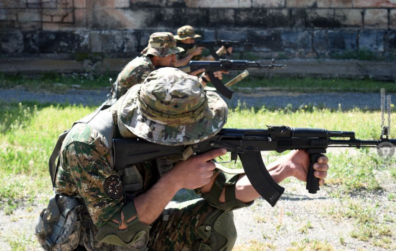 Спецназовцы ВС Армении отработали в ходе тренировок проникновение на позиции условного противника