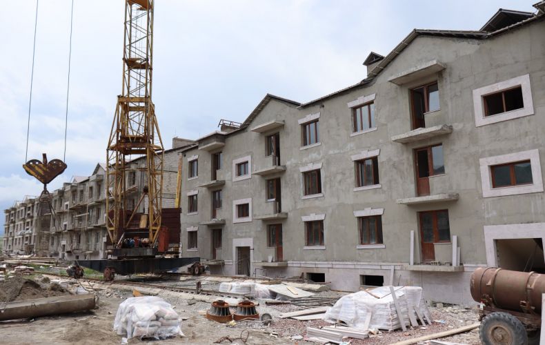 Interior and exterior decorations underway in the buildings of the new district under construction in Ivanyan (photos)