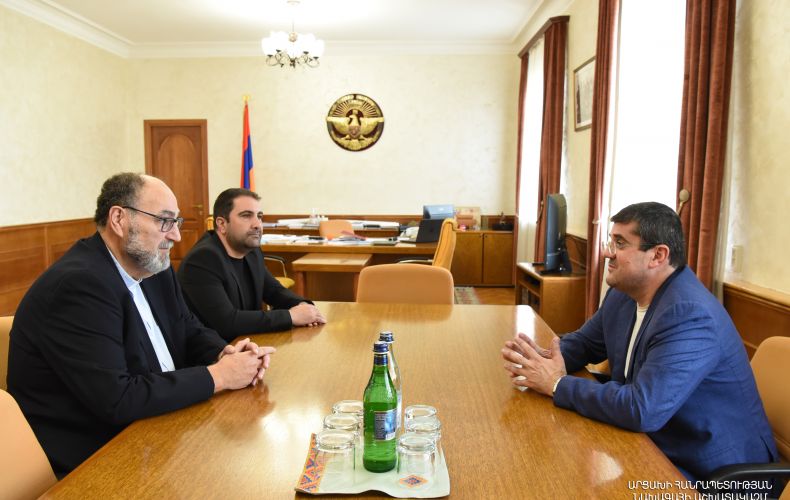 The President of the Republic received President of the Armenian Missionary Association of
Australia Krikor Youmshajekian