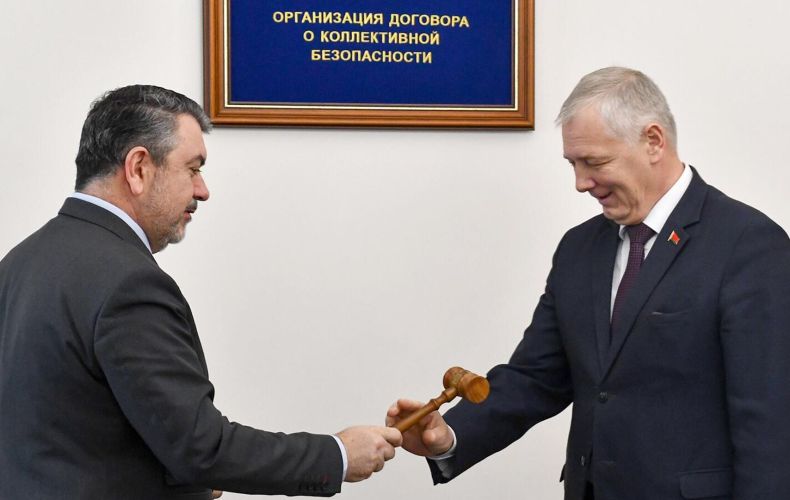 Полпред Армении при ОДКБ передал коллеге из Беларуси деревянный молоток