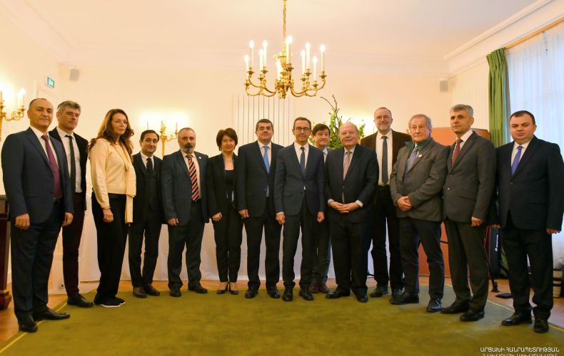 Делегация, возглавляемая президентом Арутюняном, провела встречи с руководством законодательного органа Франции