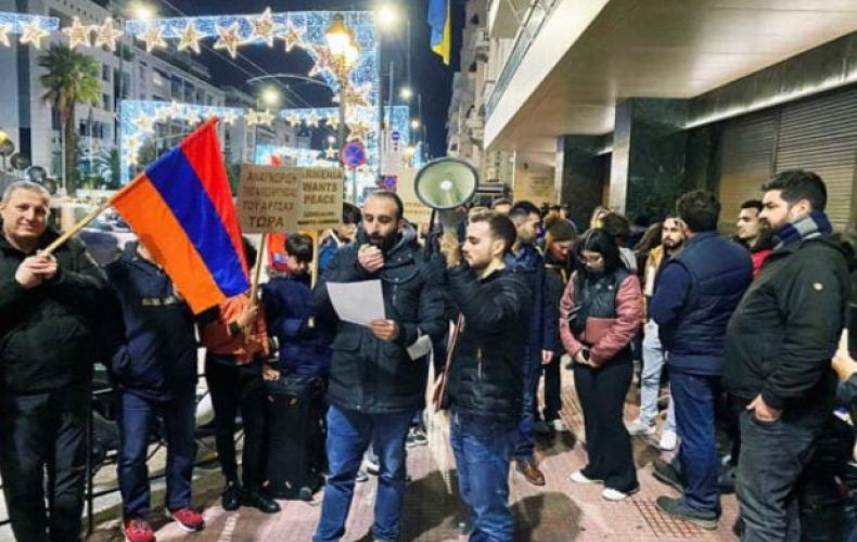 Հունահայության բողոքի ցույցն ընդդեմ Ադրբեջանի կողմից Արցախի շրջափակման. Նրանք լուսարձակներով վերտառեցին «SOS» բառը
