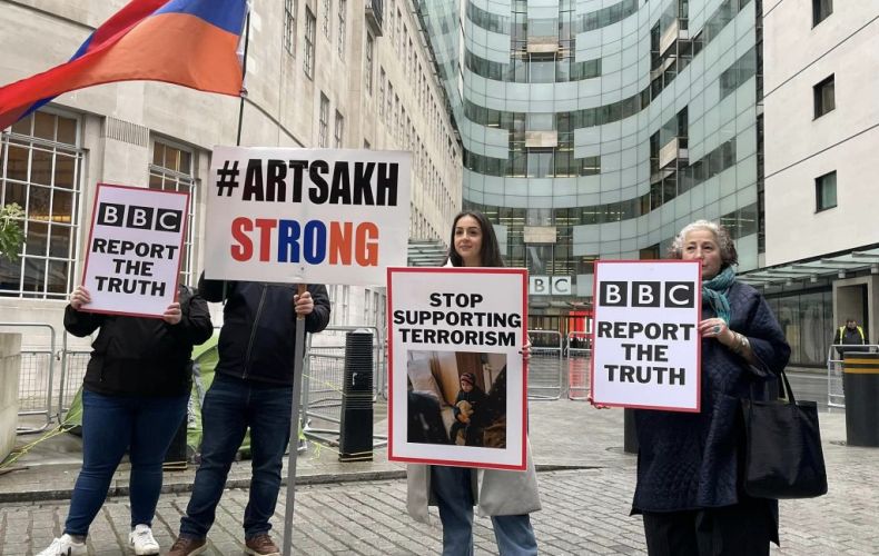 Представители армянской общины провели акцию в поддержку Арцаха у офиса BBC в Лондоне