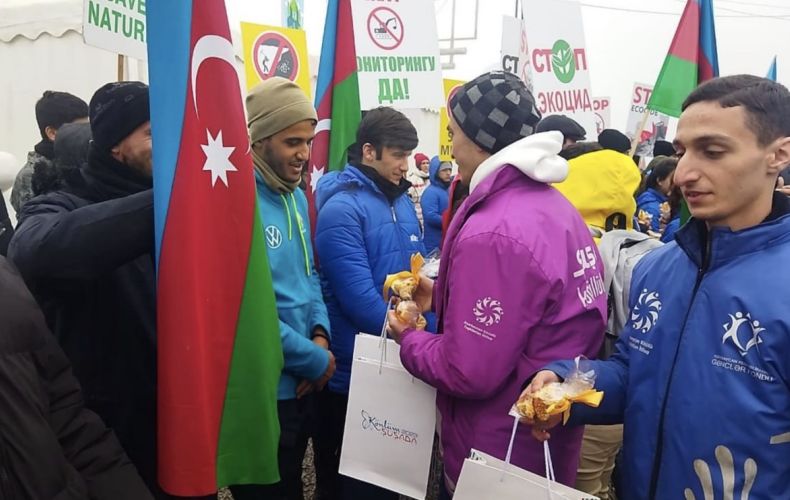 Линдси Снелл: азербайджанским студентам, прибывшим на автобусах из Баку, чтобы заблокировать Лачинский коридор, выдали подарочные пакеты и сладости