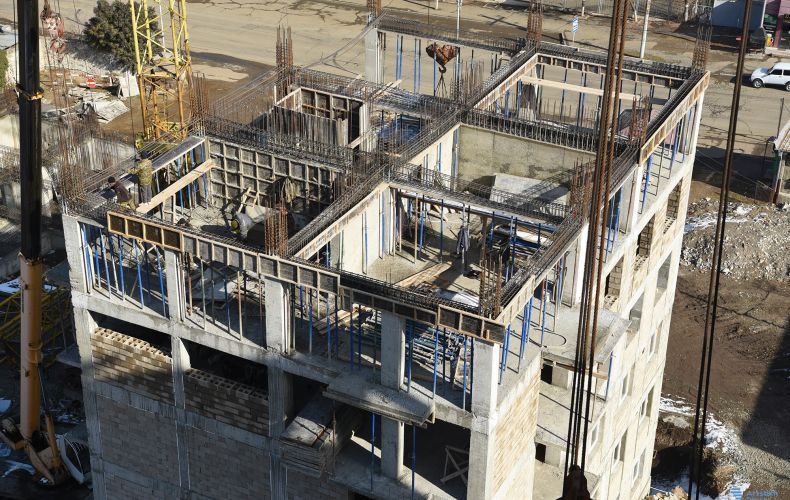 Несмотря на нехватку строительных материалов, продолжается строительство многоквартирных зданий на улице Тиграна Меца в Степанакерте (фото)