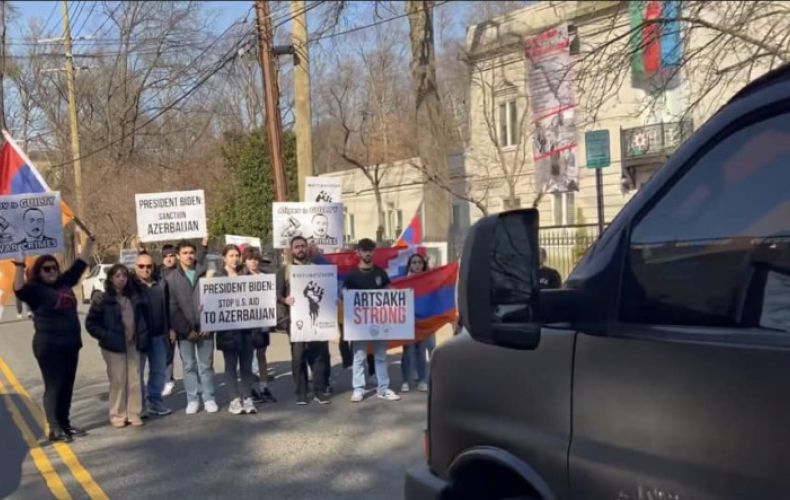 Молодежь АРФД в США перекрыла улицу у посольства Азербайджана