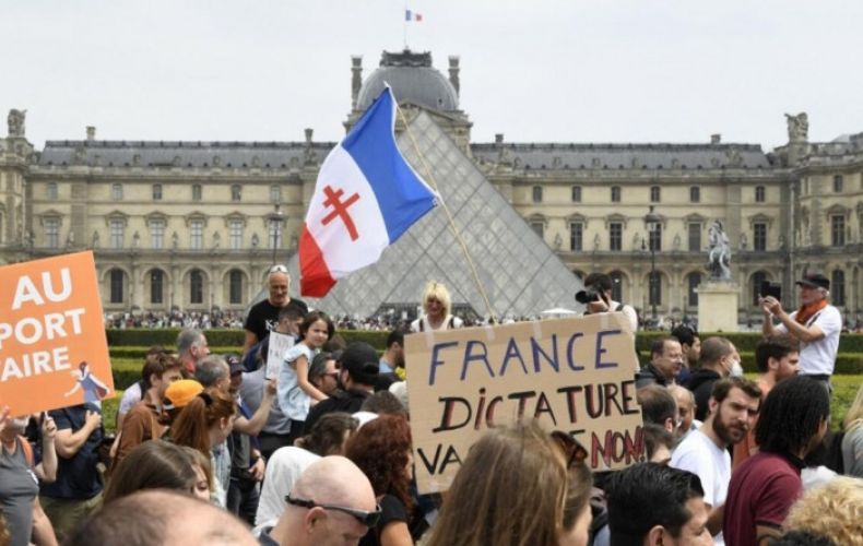Число задержанных на акциях протеста во Франции превысило 450