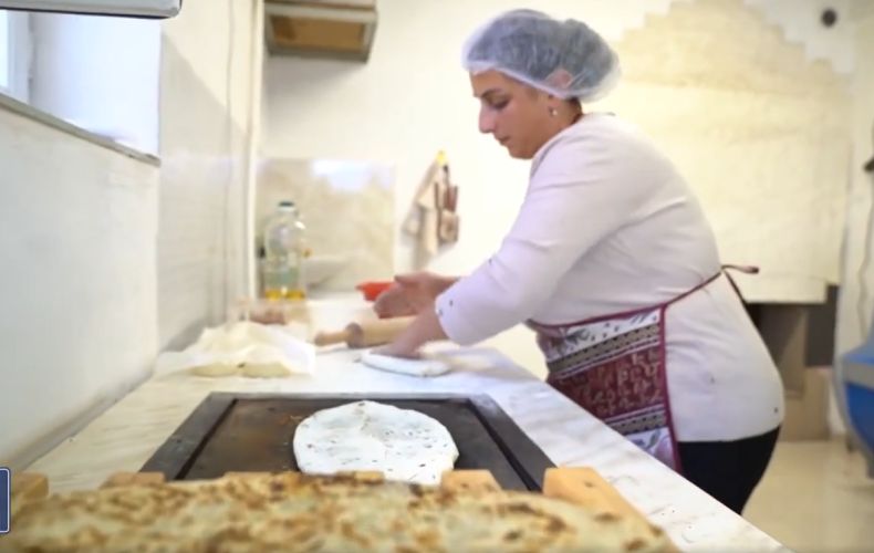 Большая семья, вынужденно переселенная из Нагорного Карабаха, готовит традиционные блюда в Аштараке