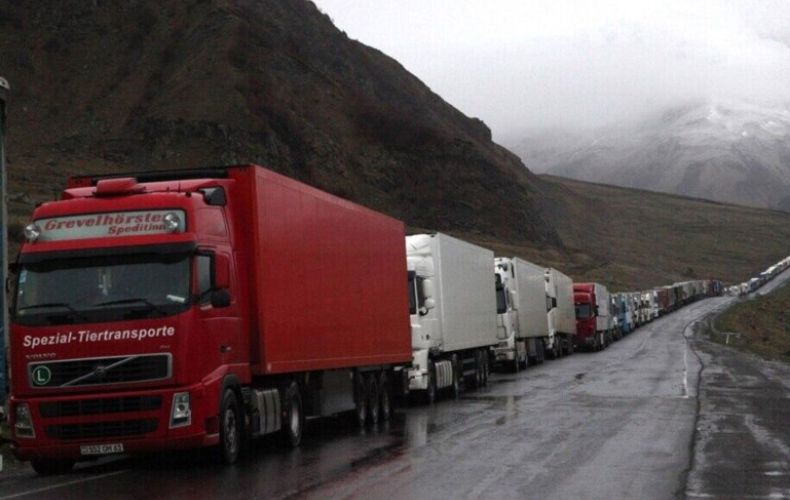 КПП «Верхний Ларс» открыт для грузовиков, перевозящих скоропортящуюся сельскохозяйственную продукцию