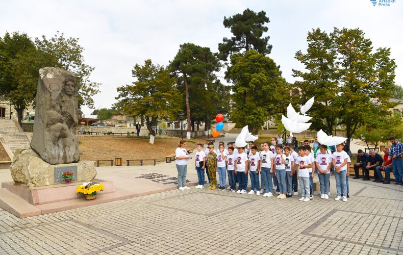 Азербайджанцы демонтировали памятник герою Арцаха Ашоту Гуляну в Степанакерте