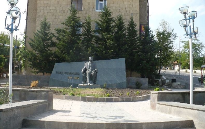 Ադրբեջանի մշակութային ցեղասպանության հերթական զոհը Ալեք Մանուկյանի արձանն է Ստեփանակերտում
