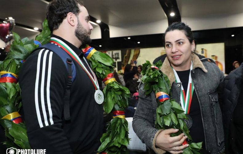 В аэропорту «Звартноц» встретили тяжелоатлетов, вернувшихся с победой с Чемпионата Европы