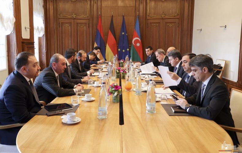 МИД РА: После трехсторонней встречи в Берлине переговоры между министрами иностранных дел Армении и Азербайджана продолжились