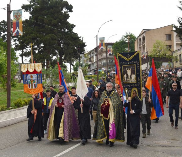 Artsakh people visit Stepanakert Memorial on May 9 anniversaries