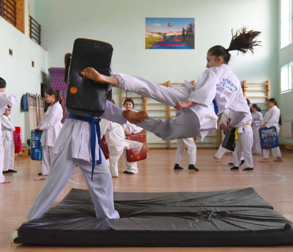 Kyokushin karate girls continue training even during the ongoing blockade